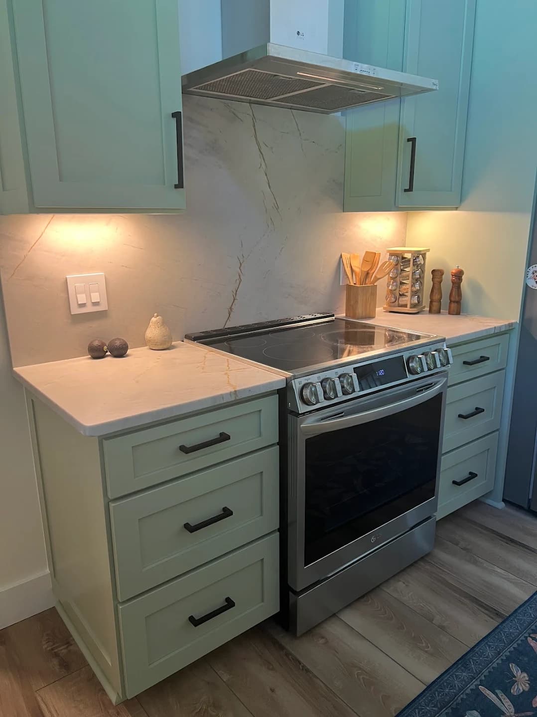 Kitchen in Hemley White quartzite with full-height backsplash